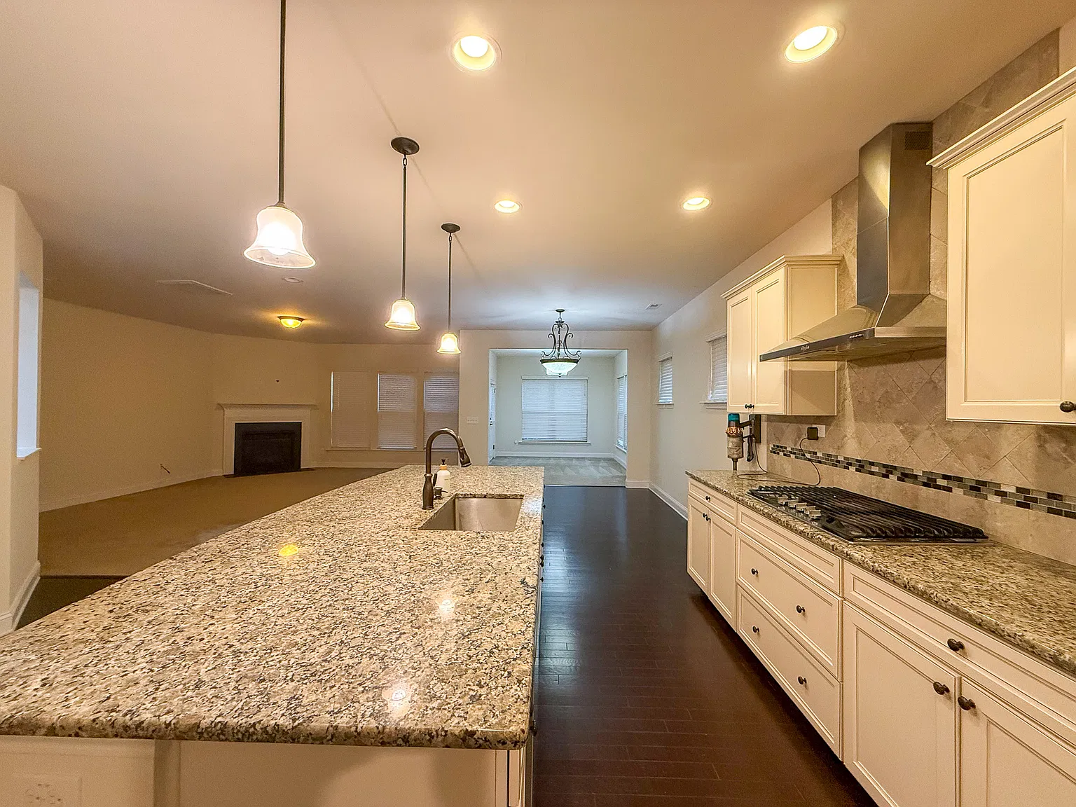 5 bed, 4.5 bath, 3536 sqft, $3,395 — Photo 3
