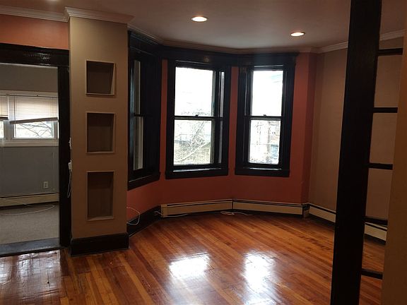 2nd image of 130 Carlton Ave #02