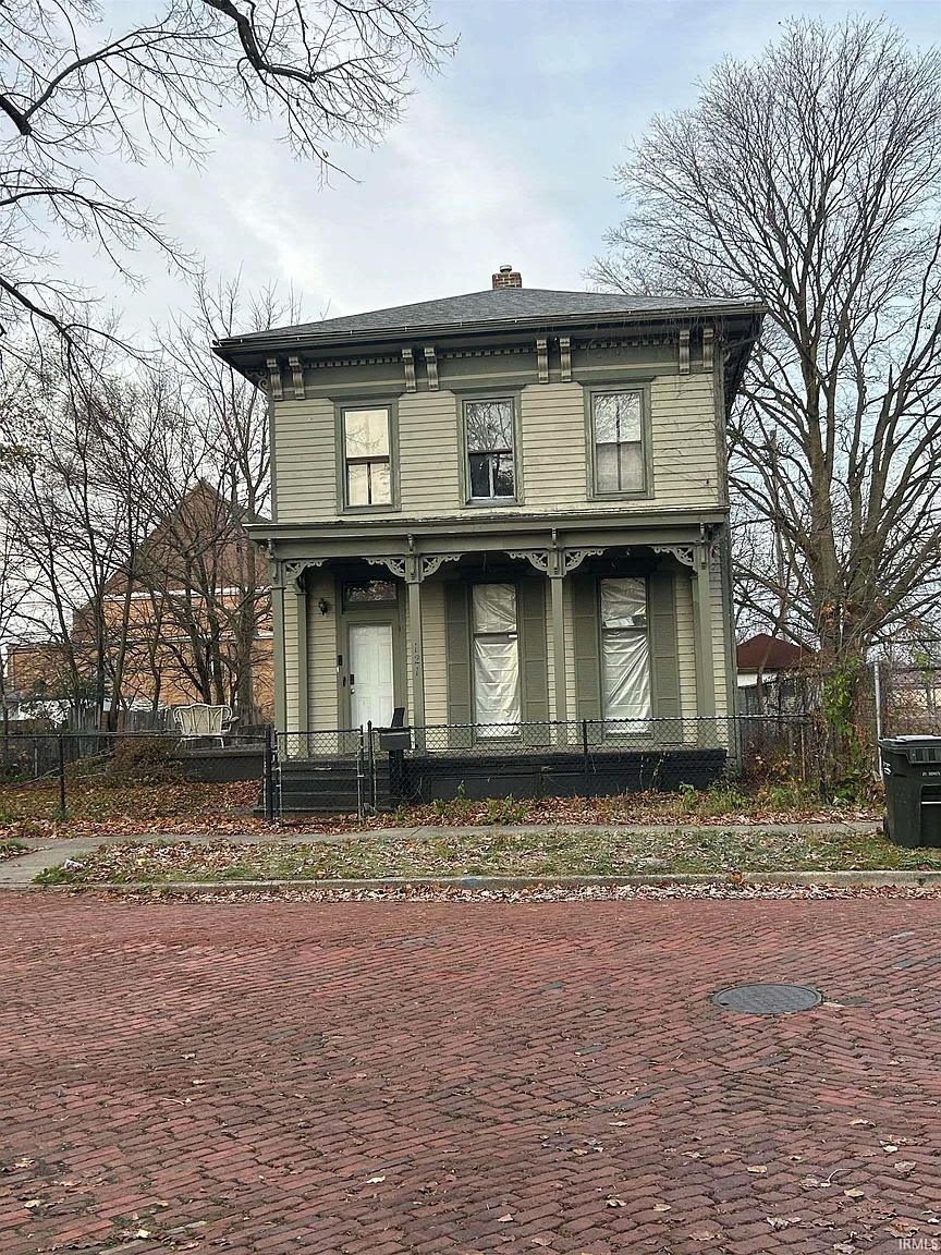 121 Studebaker St photo 1