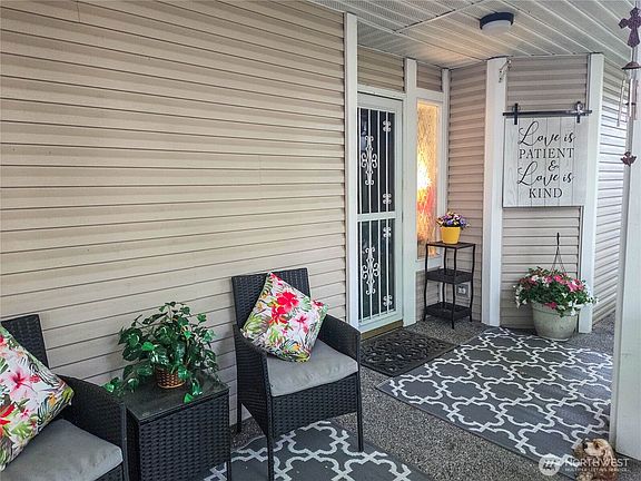 3rd image of 4714 Fairwood Boulevard NE #701