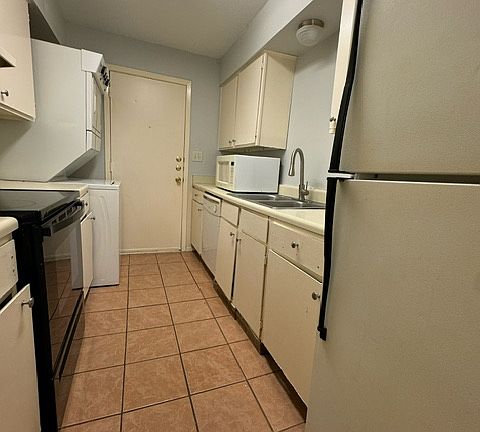 4th image of 239 Craddock Ave APT D