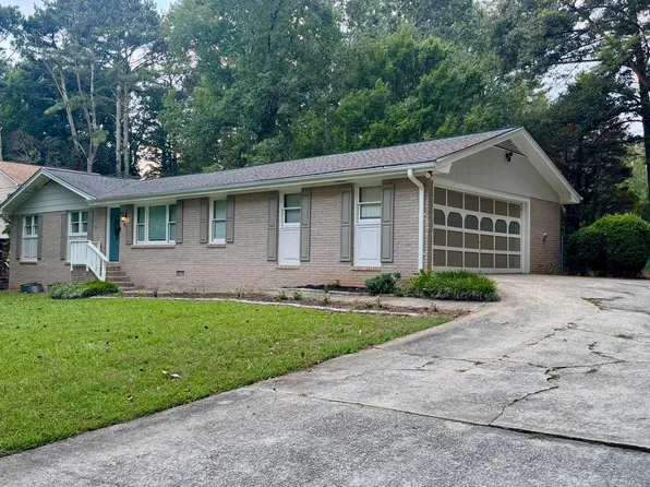 464 Horseshoe Cir, Lilburn, GA 30047