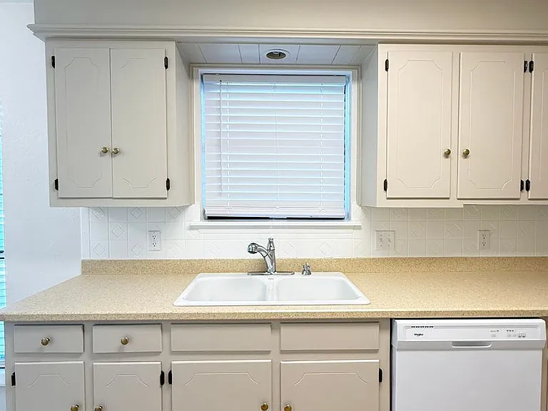 1039 Harris Ln — Photo 11
