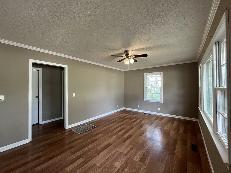 438 Lennanwood Ave — Photo 2