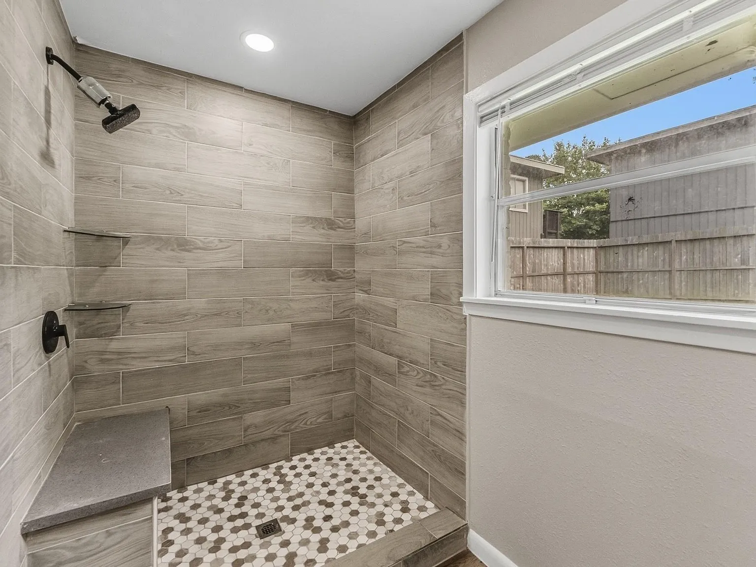 4 bed, 2.0 bath, 1409 sqft, $1,600 — Photo 3
