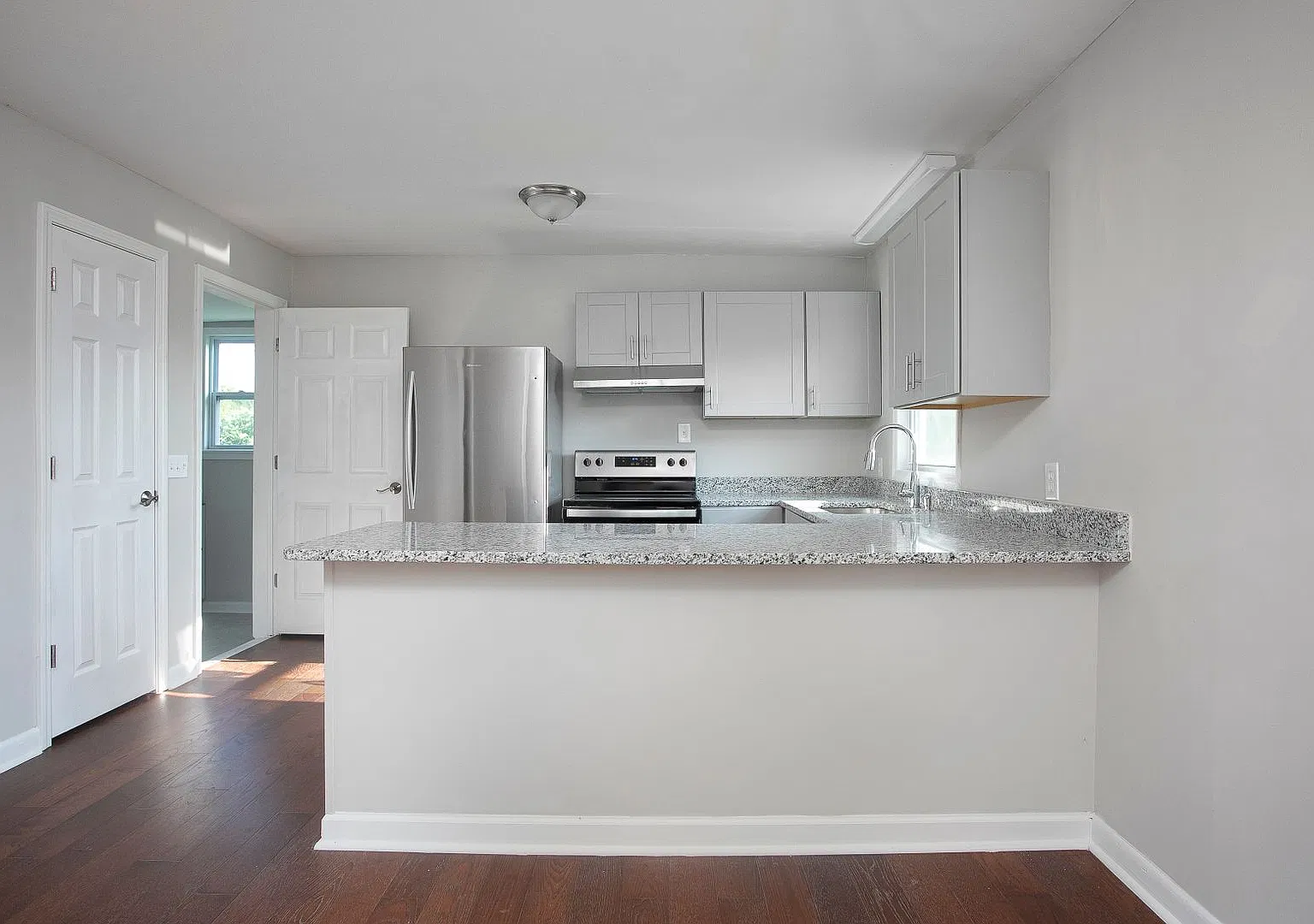 3 Bedroom/ 1 Bath home near downtown! Available in December! — Photo 4