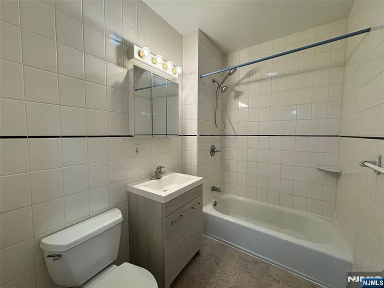 610 Devon St — Photo 35