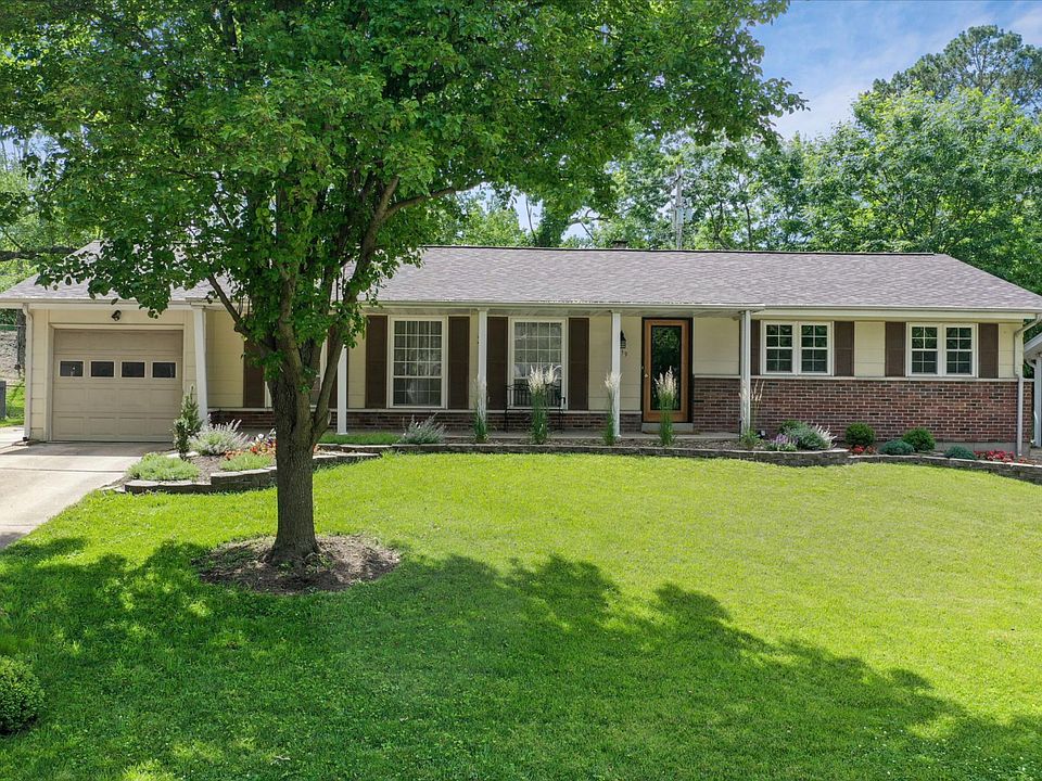 View of the front yard