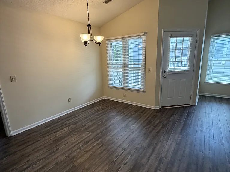103 W Victoria Ct #F — Photo 4