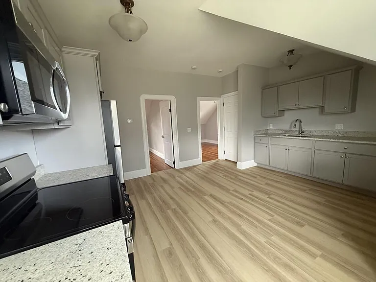 467 Middle St — Photo 9