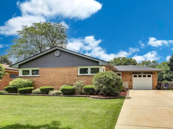 207 E Berkshire Ln, Mount Prospect, IL 60056