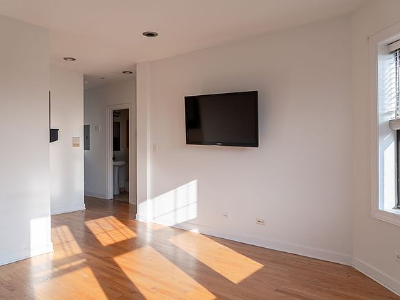 4th image of 2508 W Catalpa Ave #3