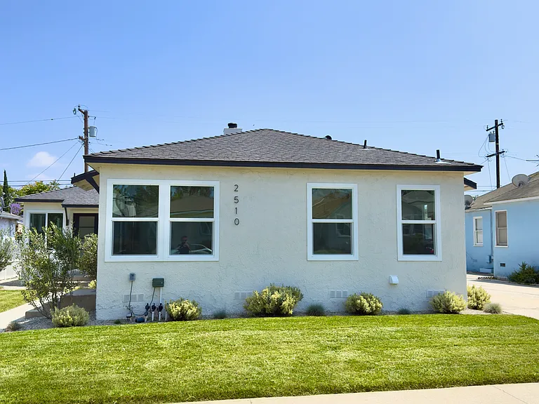 2510 Termino Ave #A — Photo 4