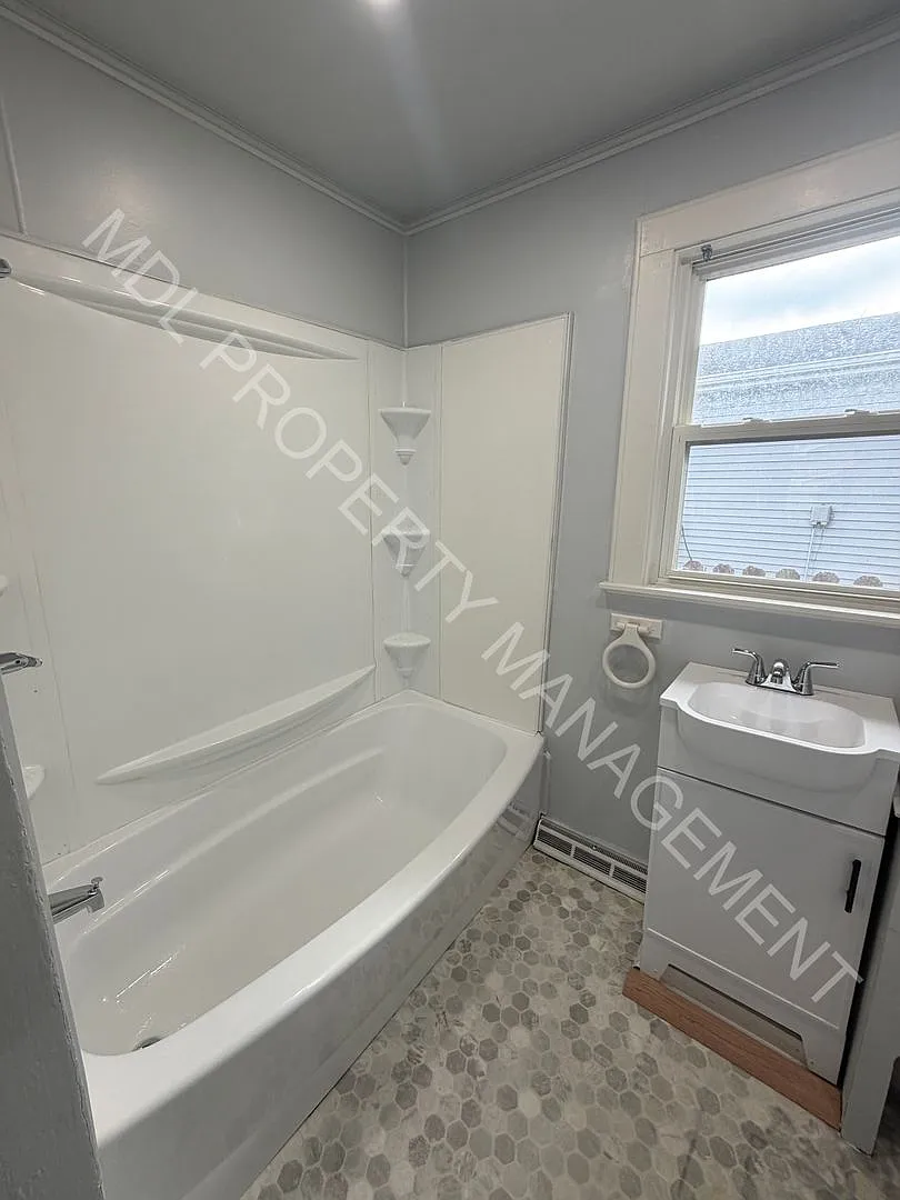 2 Bedroom Saginaw Twp Bungalow — Photo 3