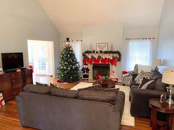 2nd image of 428 Lenox Pl