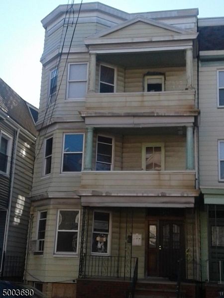2nd image of 300 New York Ave
