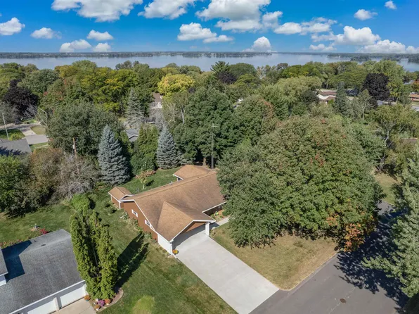 1218 W Circle Dr, Beaver Dam, WI 53916