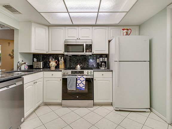 3rd image of 105 Raintree Trl