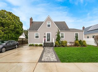 11 Deauville Pkwy, Lindenhurst, NY 11757