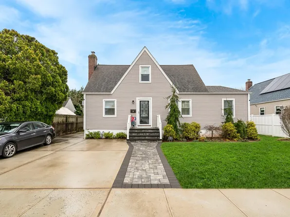 11 Deauville Parkway, Lindenhurst, NY 11757