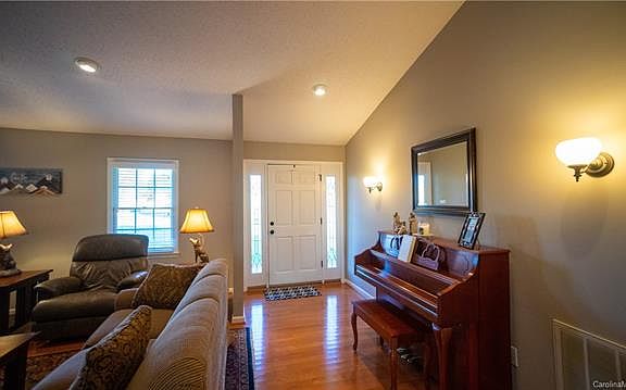 4th image of 136 Meadow Oaks Dr