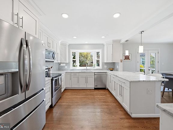 3rd image of 5836 Lenox Rd