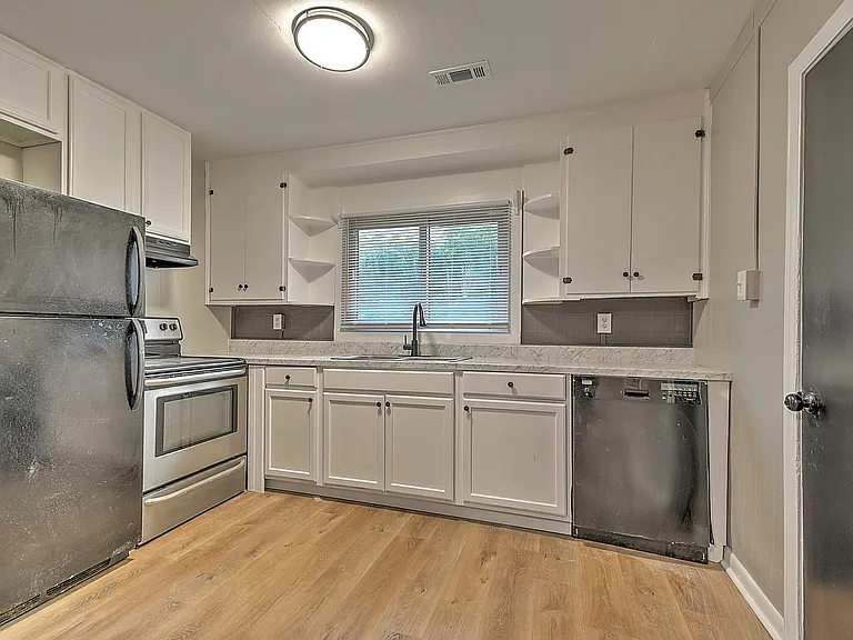 1712 Oaklawn St — Photo 3