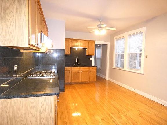 4th image of 5531 N Sawyer Ave #2