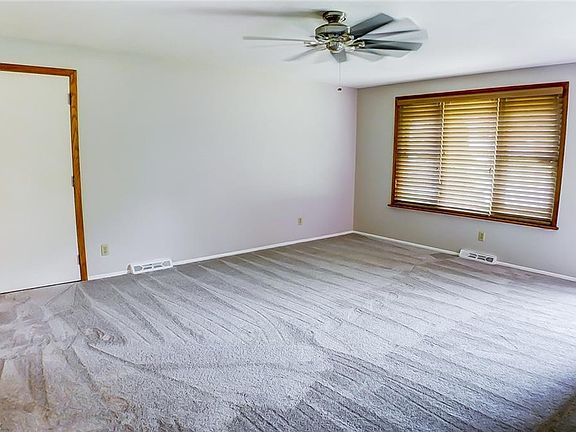 4th image of 174 Kennedy Blvd