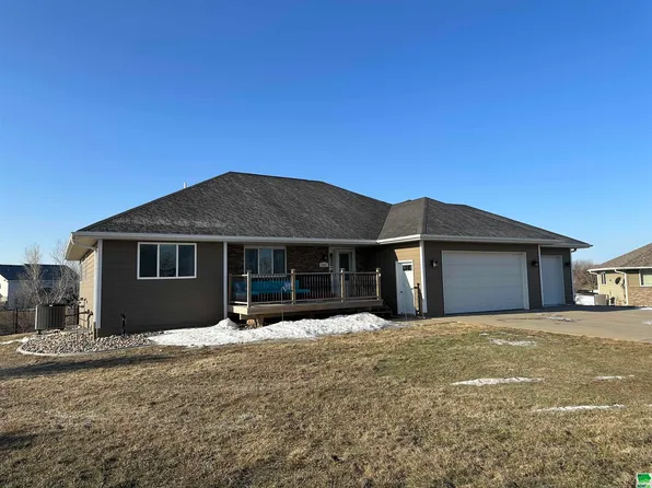 2803 Cherokee Ct, Vermillion, SD 57069