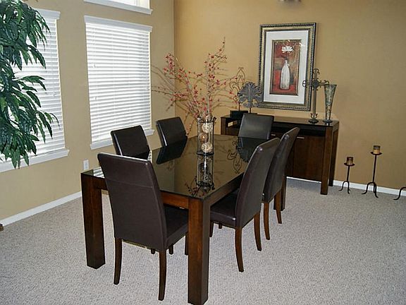 BIG FORMAL DINING ROOM WITH HIGH CEILINGS