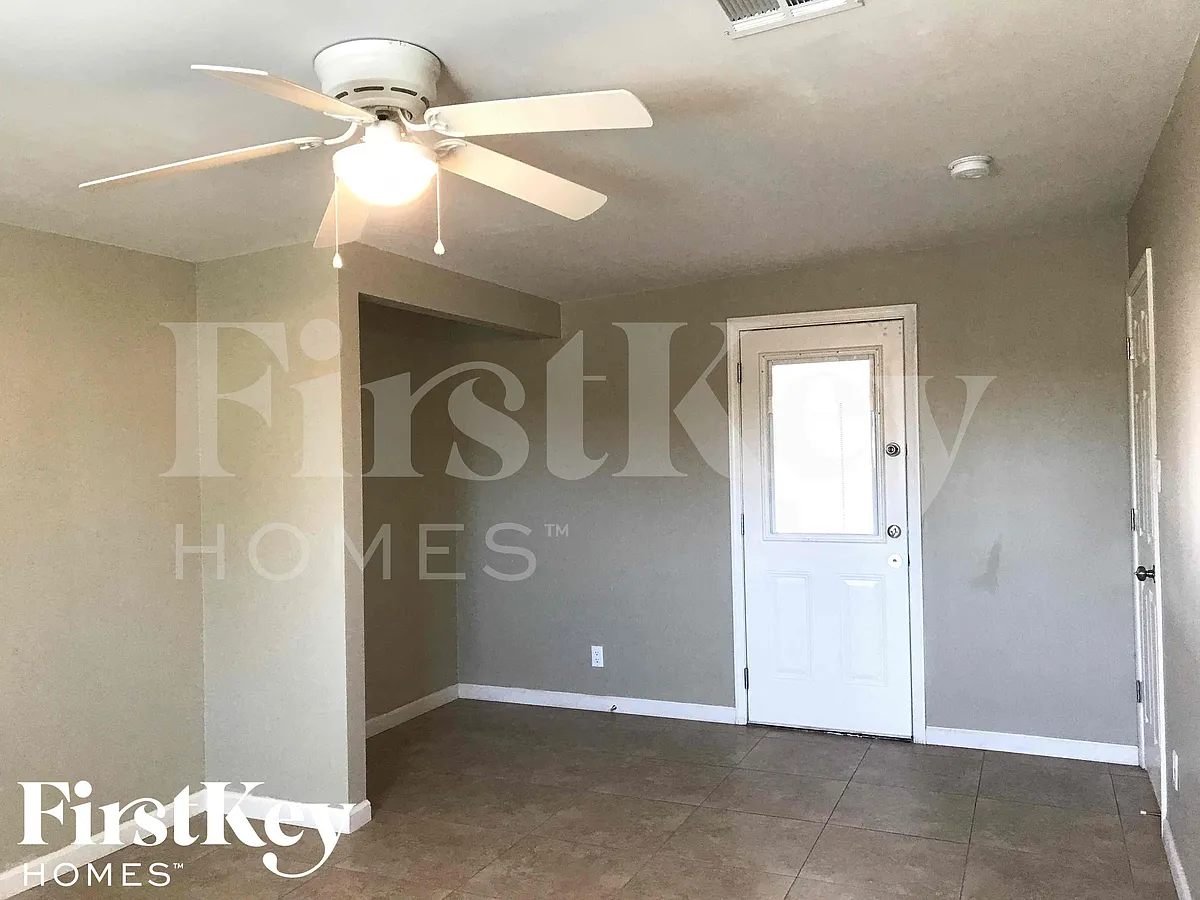 Building Photo - 8802 N 35th Dr