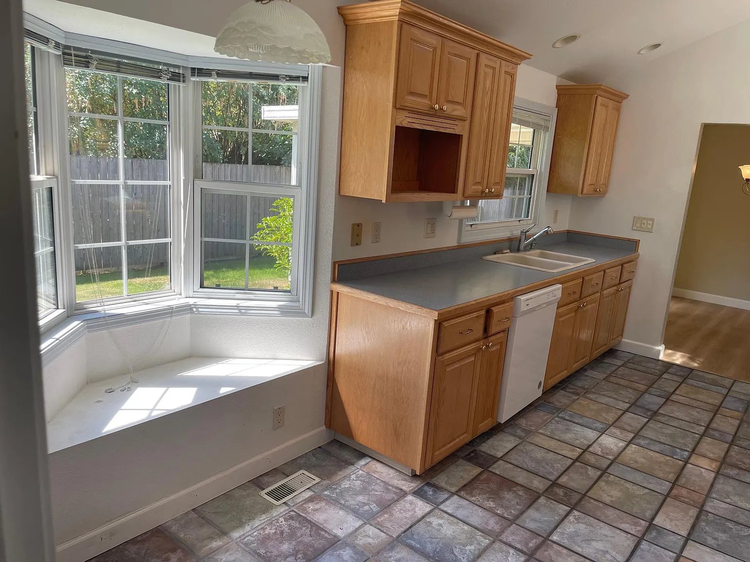 3 bed, 1.5 bath, 1281 sqft, $2,250 — Photo 4