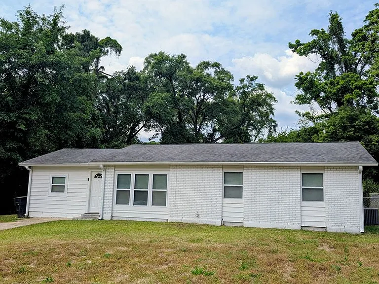 406 Essex Dr — Photo 2