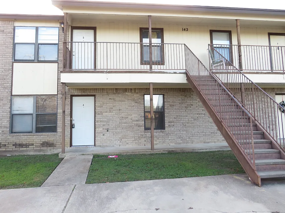 142 Wolf Rd #A