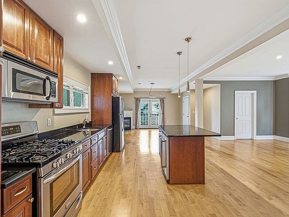 4th image of 5 Mount Vernon St #2