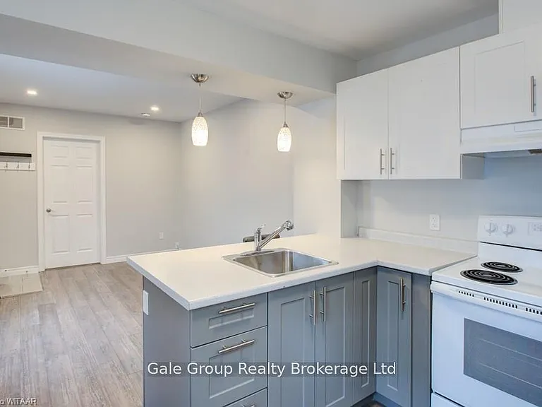519 Dundas St #3 — Photo 4