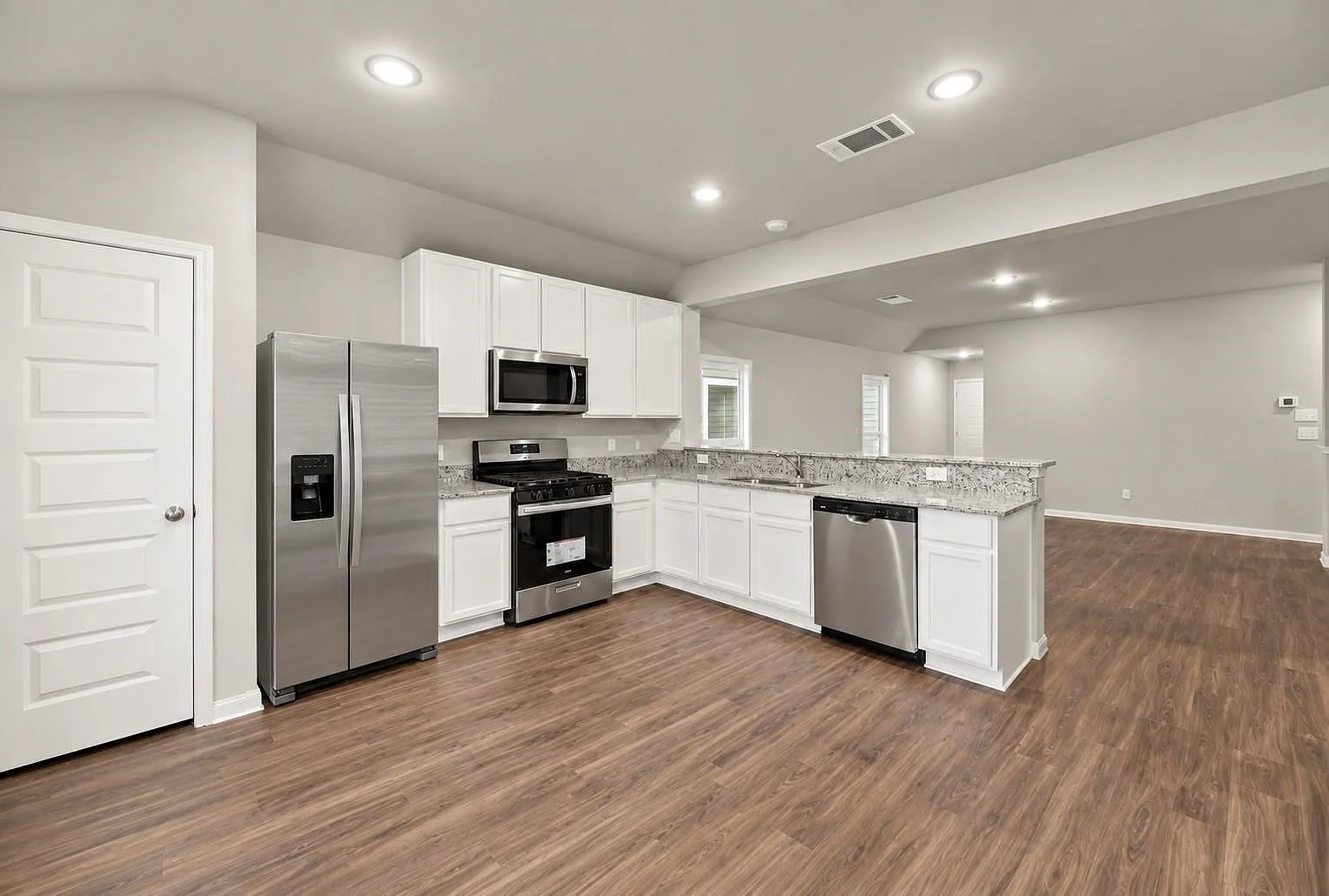 3 bed, 2.0 bath, 1356 sqft, $1,850 — Photo 3