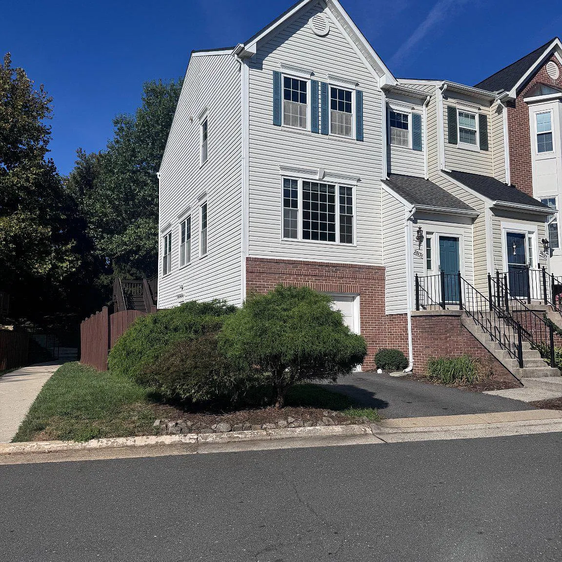 3 bed, 5.0 bath, 1654 sqft, $2,995 — Photo 1
