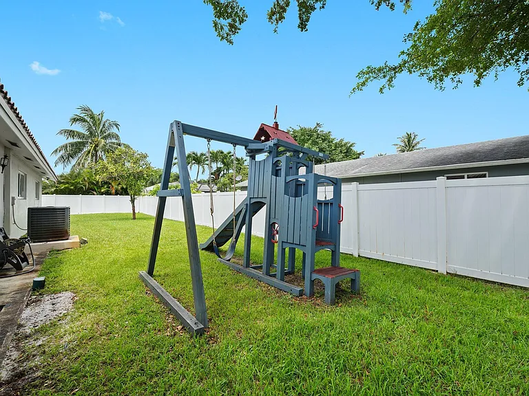 6101 SW 9th St — Photo 30