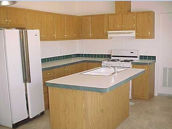 Kitchen - Fridge not included