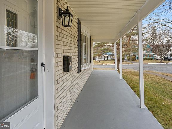 4th image of 22 Cornwall Ave