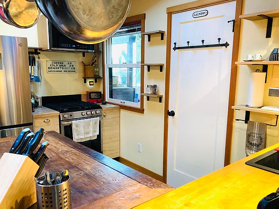 Fridge / freezer, gas range, microwave