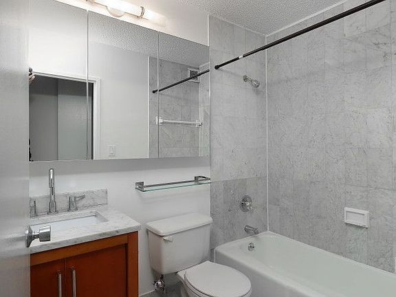 4th image of 115 E 34th St #1404