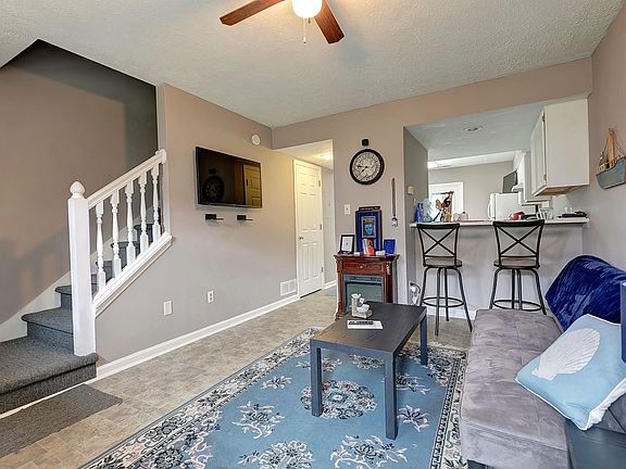 3rd image of 700 E Sherwood Hills Dr