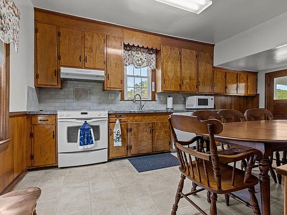 17th image of 15313 Broad St