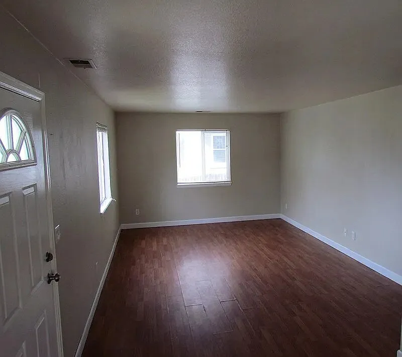 3 bed, 2.0 bath, 1058 sqft, $2,195 — Photo 2