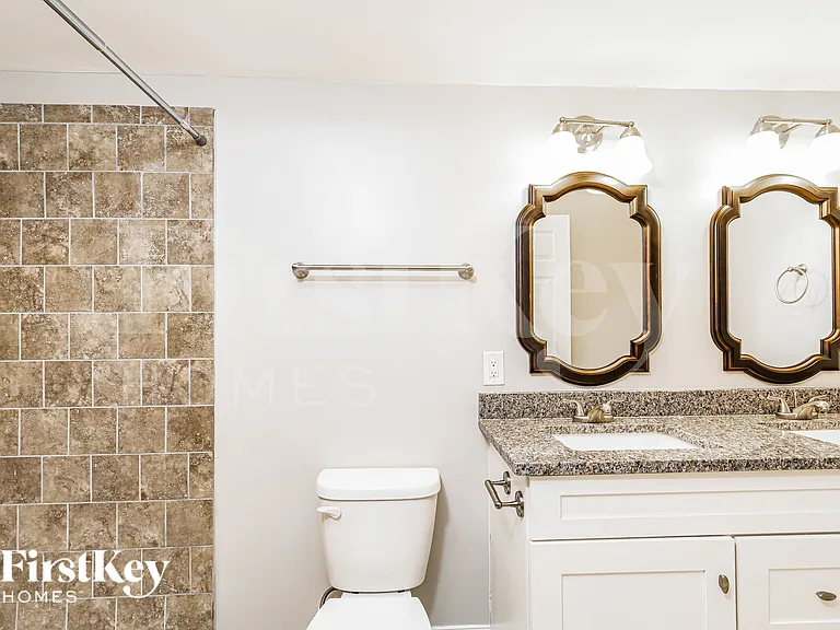 1104 Raynor St — Photo 8