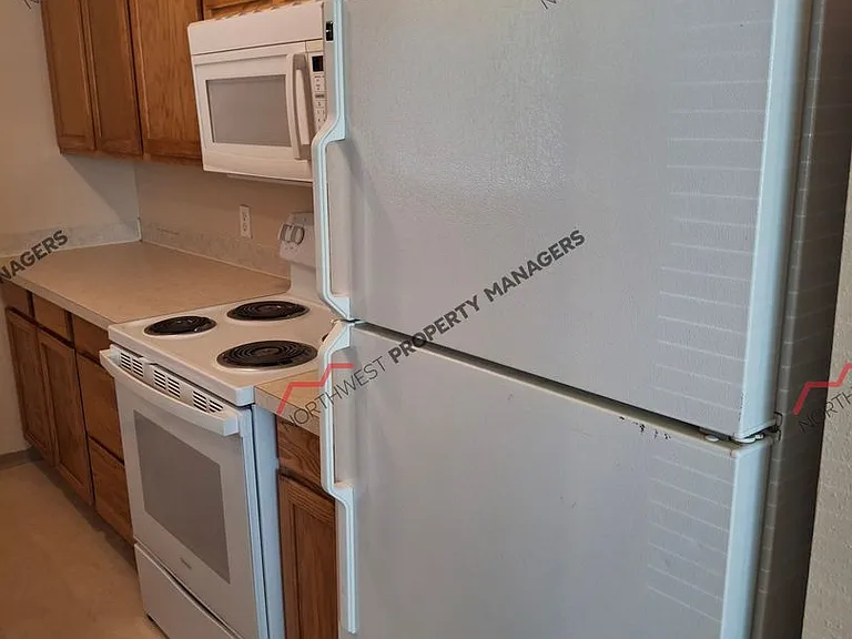 312 E Locust St — Photo 6
