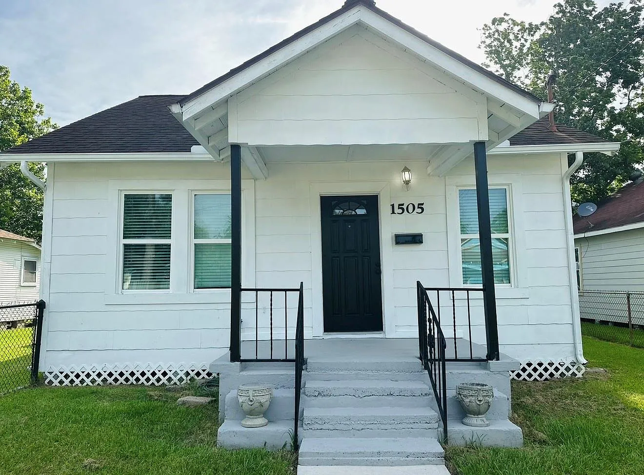 3 bed, 1.0 bath, 1128 sqft, $1,600 — Photo 1